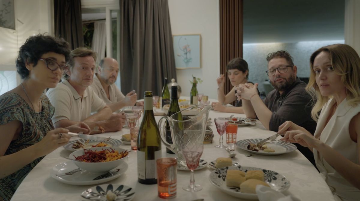 Crítica de “Tenemos que hablar”: La hipocresía doméstica servida a la mesa