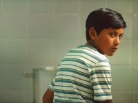 Crítica de "El tren fluvial": Lorenzo Ferro y Lucas Vignale miran el mundo desde la altura de un niño