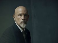 John Malkovich en Argentina: Bolaño, música en vivo y una pregunta incómoda en el Teatro Ópera