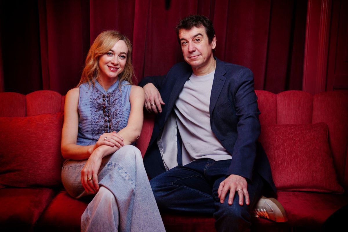 Javier Veiga y Marta Hazas sobre "Playa de Lobos", la película española con Guillermo Francella