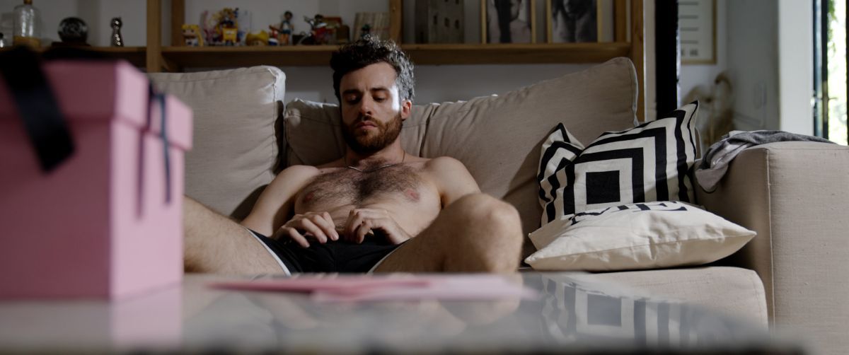 Crítica de "300 cartas": Lucas Santa Ana y la anatomía de una pareja exhibida