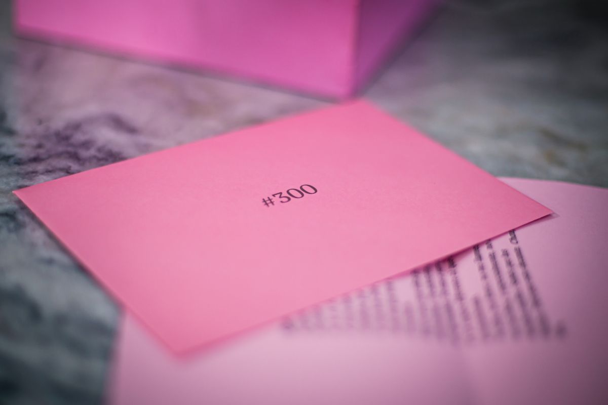 Crítica de "300 cartas": Lucas Santa Ana y la anatomía de una pareja exhibida