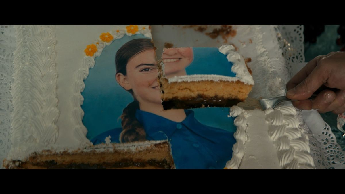 Crítica de "Un futuro brillante": una distopía íntima sobre juventud y control