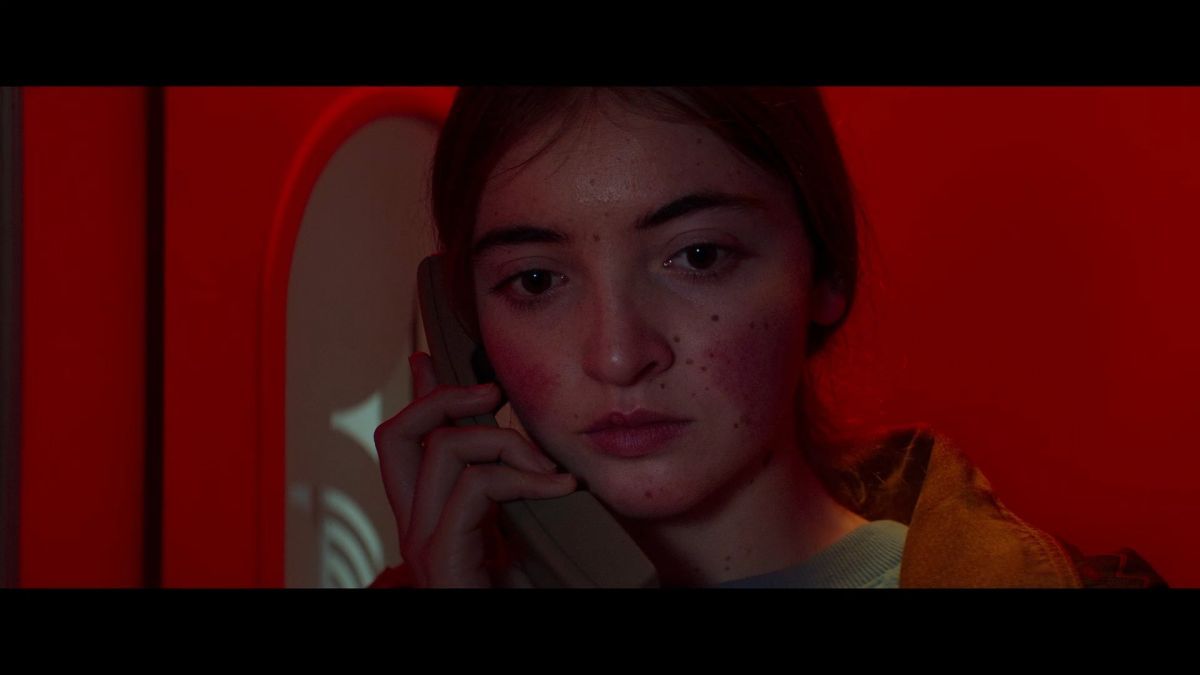 Crítica de "Un futuro brillante": una distopía íntima sobre juventud y control