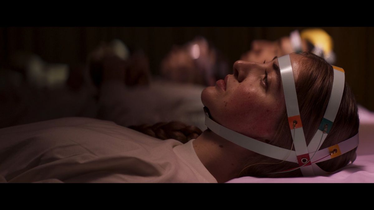 Crítica de "Un futuro brillante": una distopía íntima sobre juventud y control