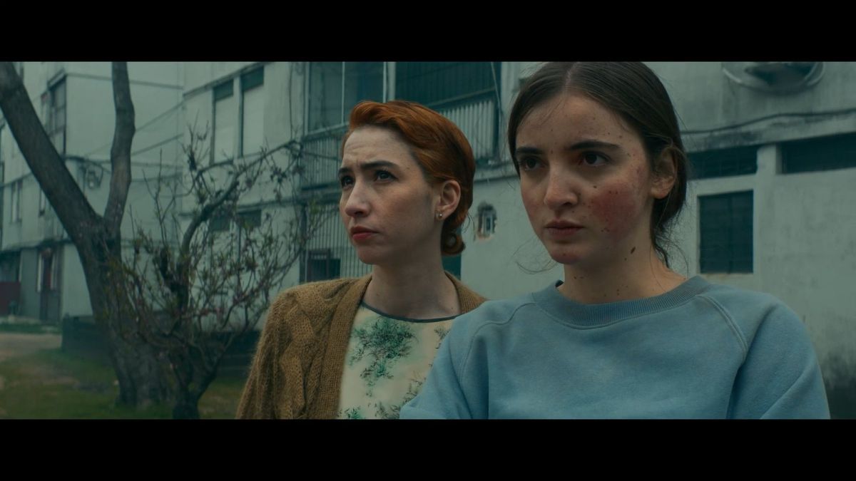 Crítica de "Un futuro brillante": una distopía íntima sobre juventud y control