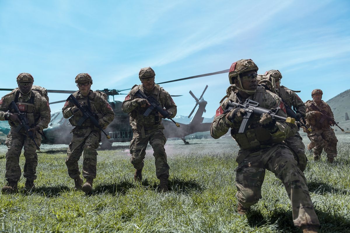 Crítica de “Máquina de guerra”: Alan Ritchson es el nuevo “Depredador”