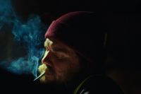 Crítica de "The Singers": el bar como escenario de vulnerabilidad masculina en el corto ganador del Oscar