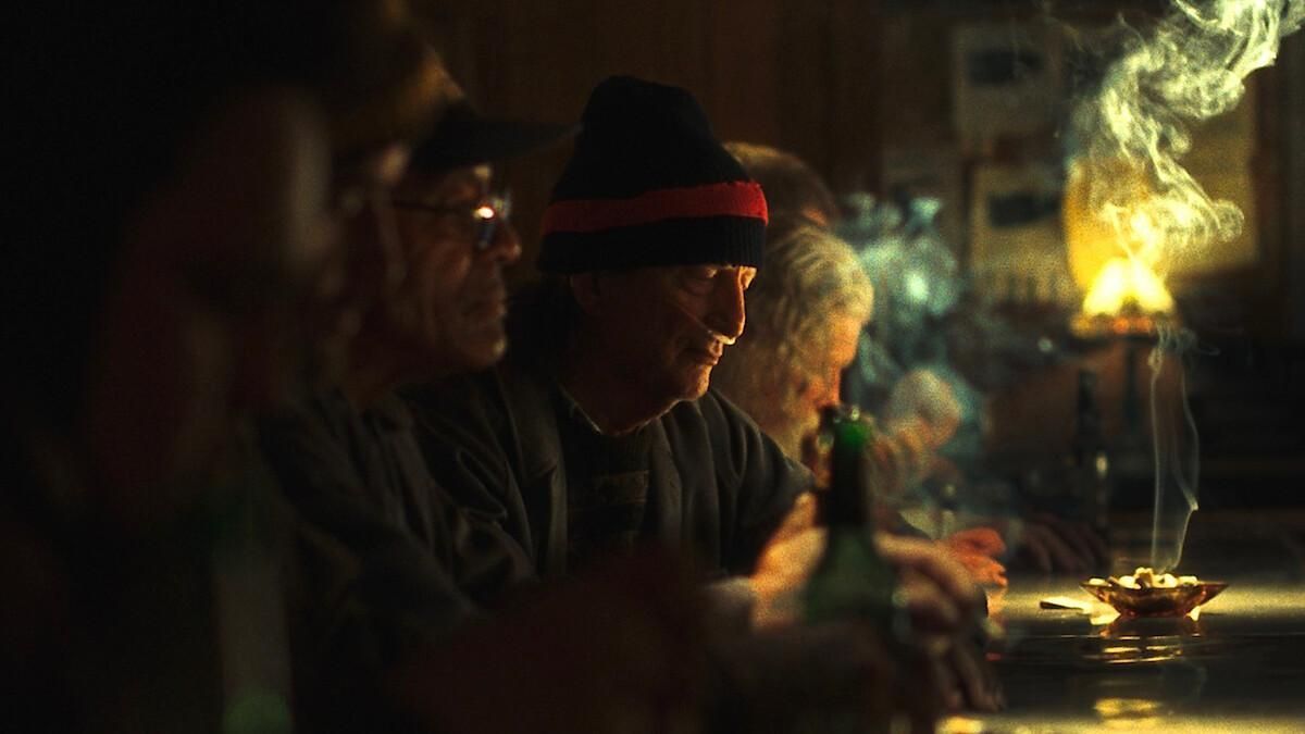 Crítica de "The Singers": el bar como escenario de vulnerabilidad masculina en el corto ganador del Oscar