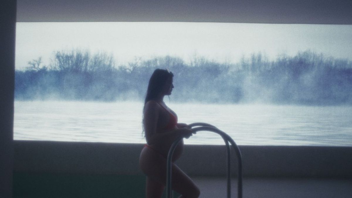 Crítica de "Solo Fanáticos": Leo Damario y el cuerpo como territorio de exposición