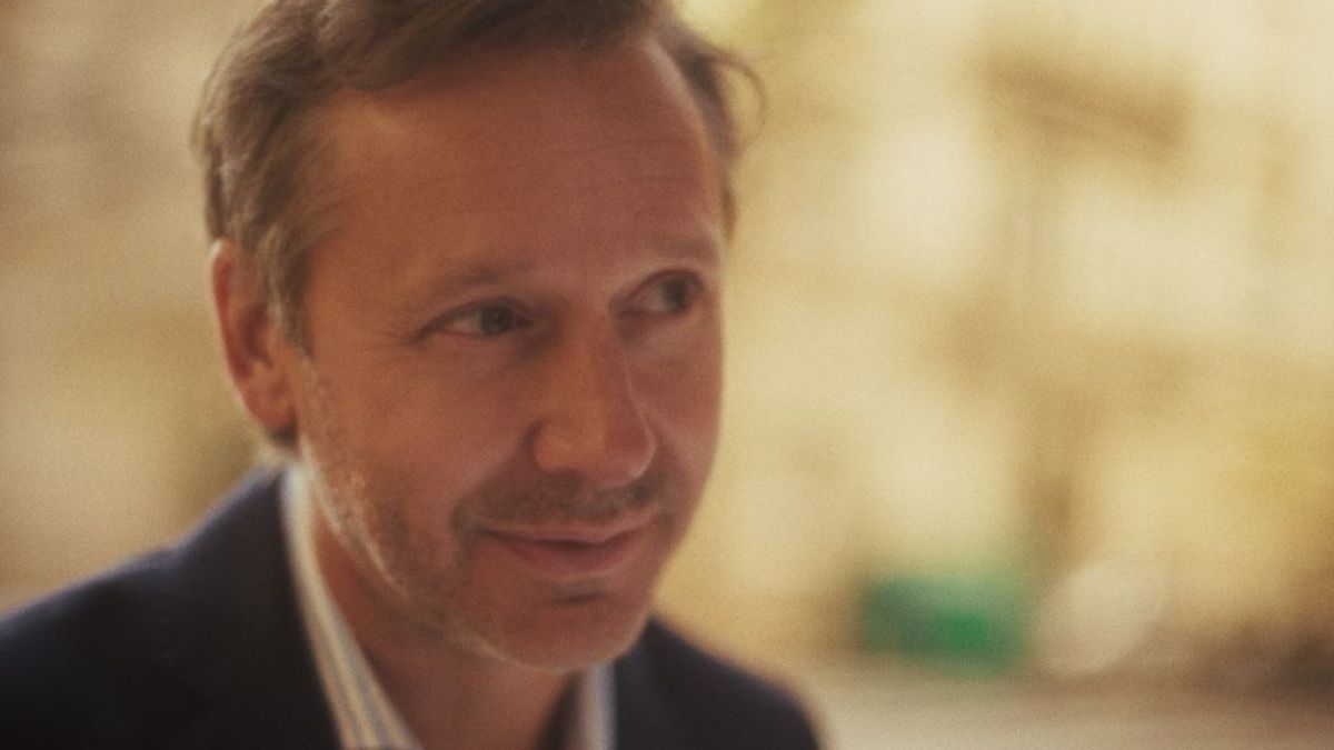 Crítica de "Solo Fanáticos": Leo Damario y el cuerpo como territorio de exposición