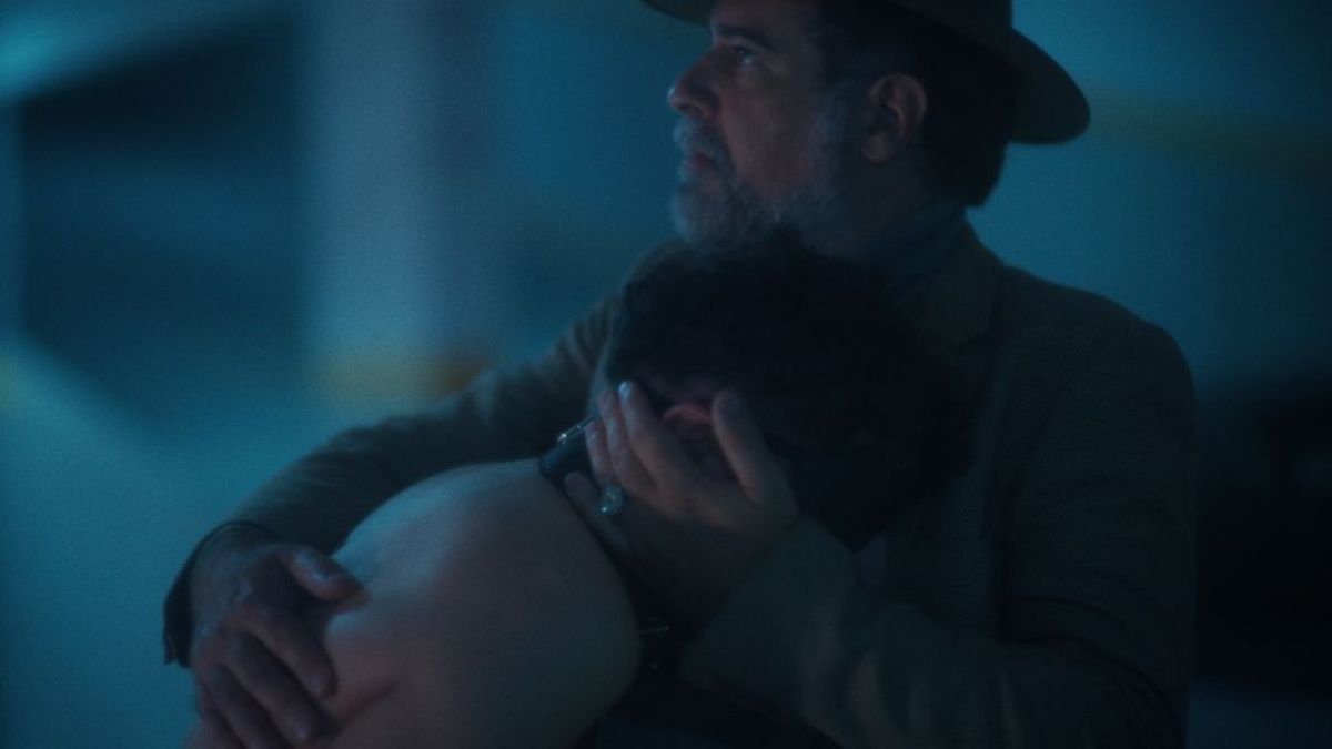 Crítica de "Solo Fanáticos": Leo Damario y el cuerpo como territorio de exposición