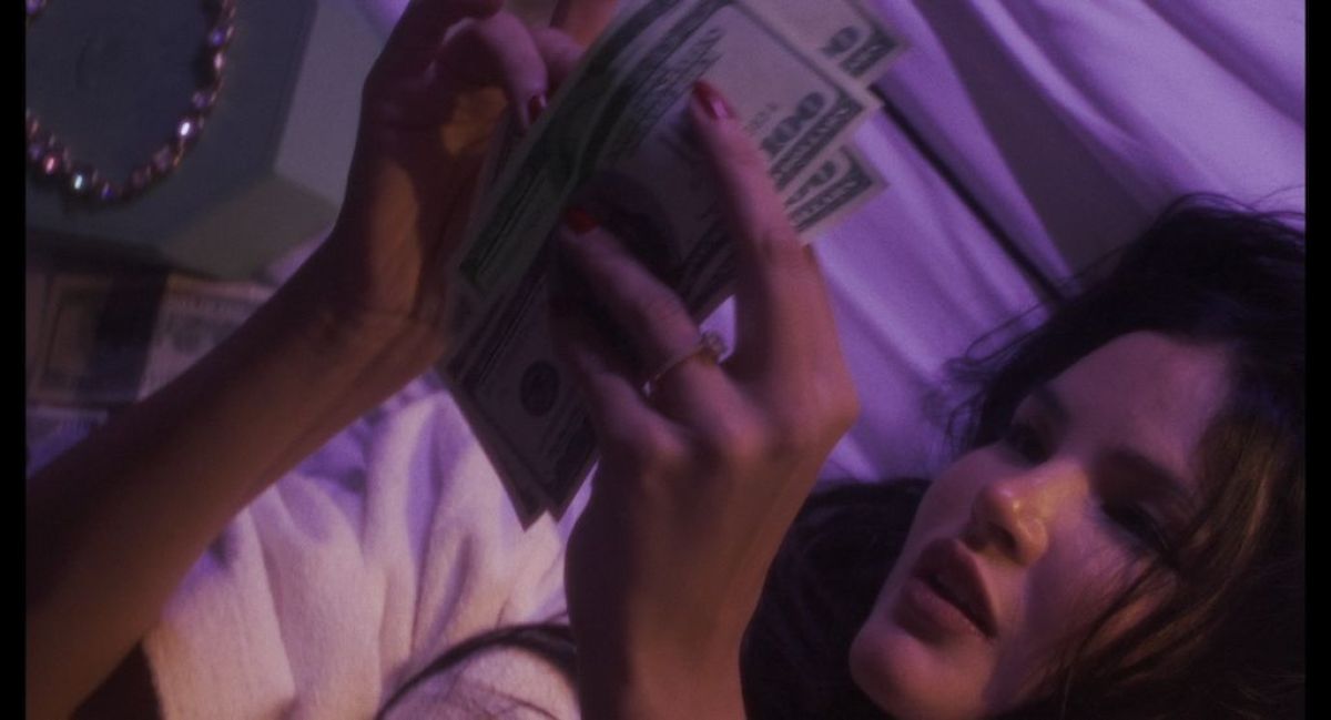 Crítica de "Solo Fanáticos": Leo Damario y el cuerpo como territorio de exposición