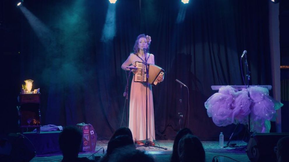 Crítica de "Yo soy Mika de Frankfurt!": el alter ego de Manu Fanego en la construcción de identidad