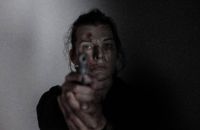 Crítica de “Instinto implacable”: Milla Jovovich en un rescate ultraviolento