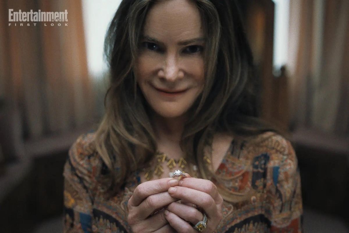 Crítica de "Algo terrible está a punto de suceder": Camila Morrone y la ansiedad previa al matrimonio como territorio de terror