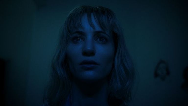 Crítica de “Un susurro invocó mi nombre”: paisaje, rito y persistencia de lo no dicho