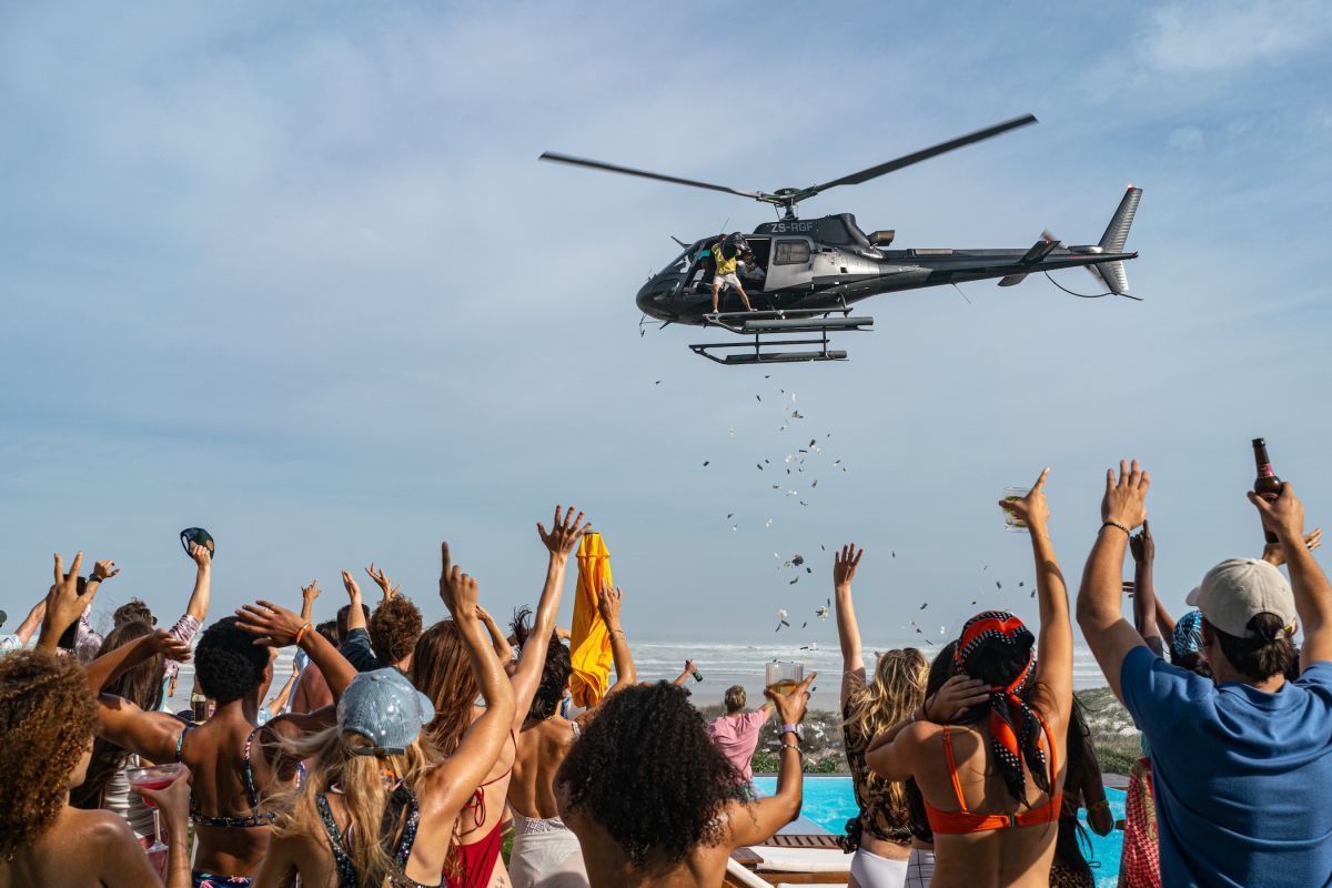 Crítica de “Jugada Maestra”: Glen Powell y una crítica a la ambición desmedida