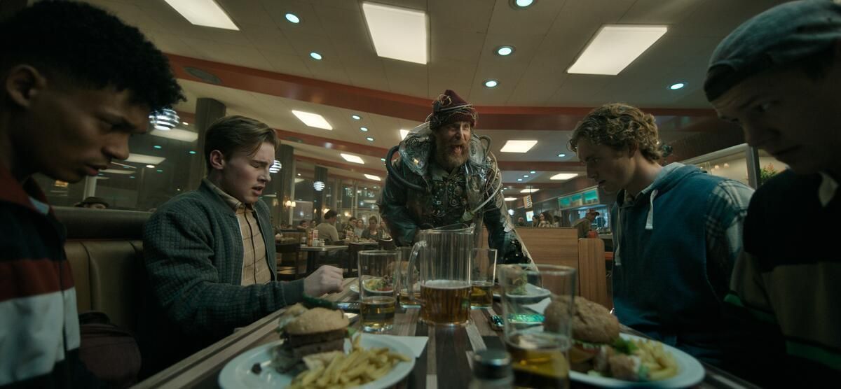 Crítica de “Buenas noches, diviértete, no mueras”: Sam Rockwell y el apocalipsis tecnológico