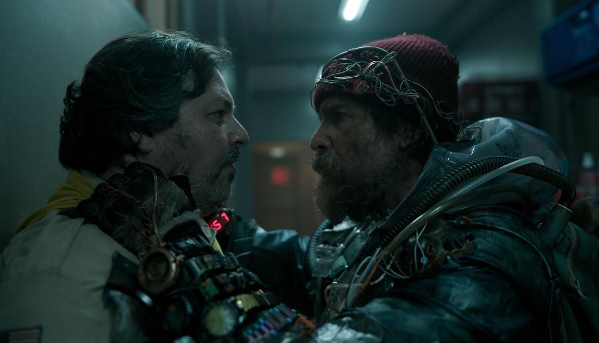 Crítica de “Buenas noches, diviértete, no mueras”: Sam Rockwell y el apocalipsis tecnológico