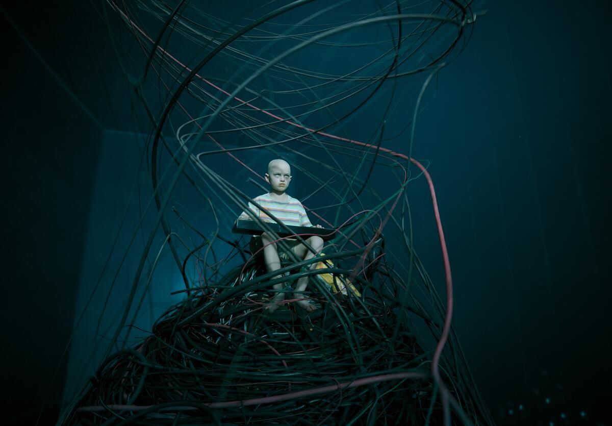 Crítica de “Buenas noches, diviértete, no mueras”: Sam Rockwell y el apocalipsis tecnológico