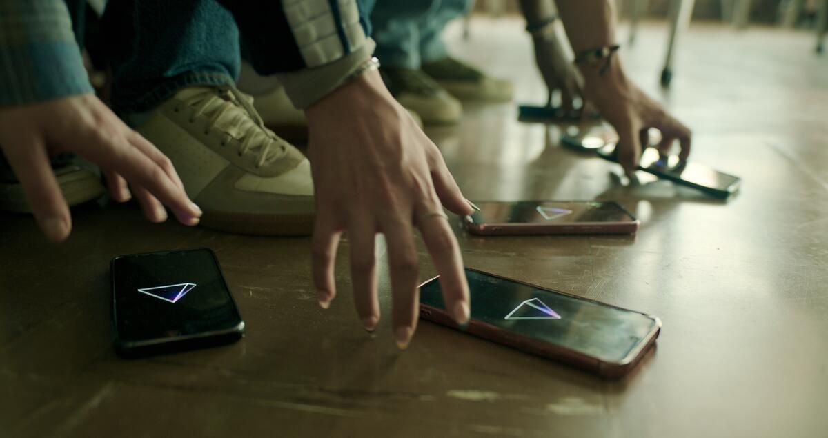 Crítica de “Buenas noches, diviértete, no mueras”: Sam Rockwell y el apocalipsis tecnológico