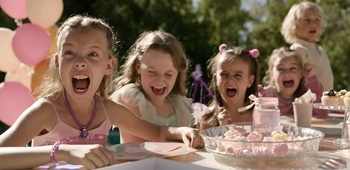 Crítica de “Buenas noches, diviértete, no mueras”: Sam Rockwell y el apocalipsis tecnológico