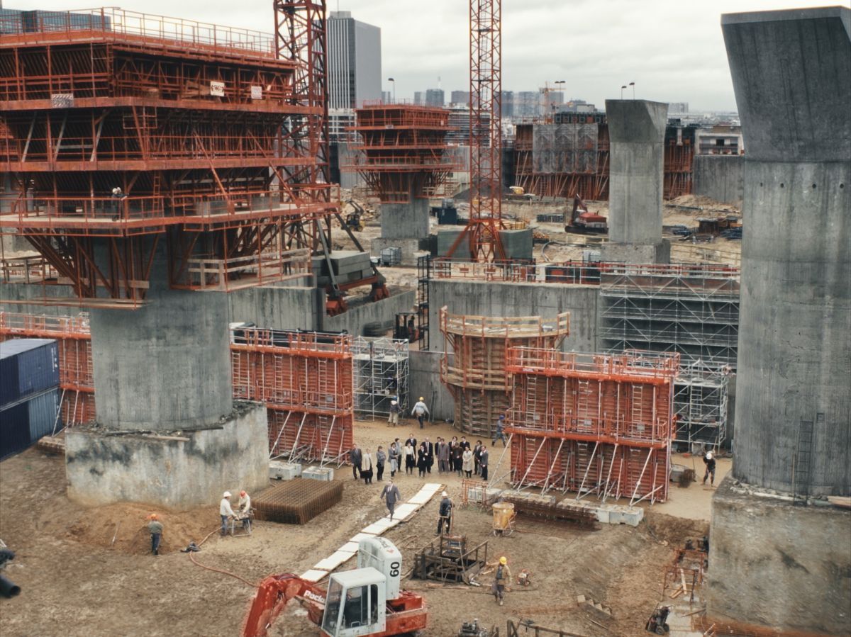 Crítica de "El gran arco": Un drama biográfico sobre el arquitecto de un emblema de París