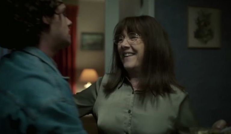 Crítica de "Alguien tiene que saber": Paulina García y Alfredo Castro en un true crime donde el silencio encubre la verdad