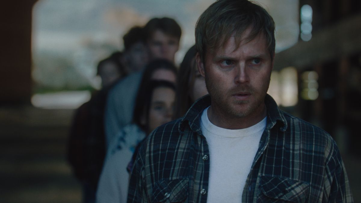 Crítica de “By His Hand”: Los hermanos Paur y el renacer del horror