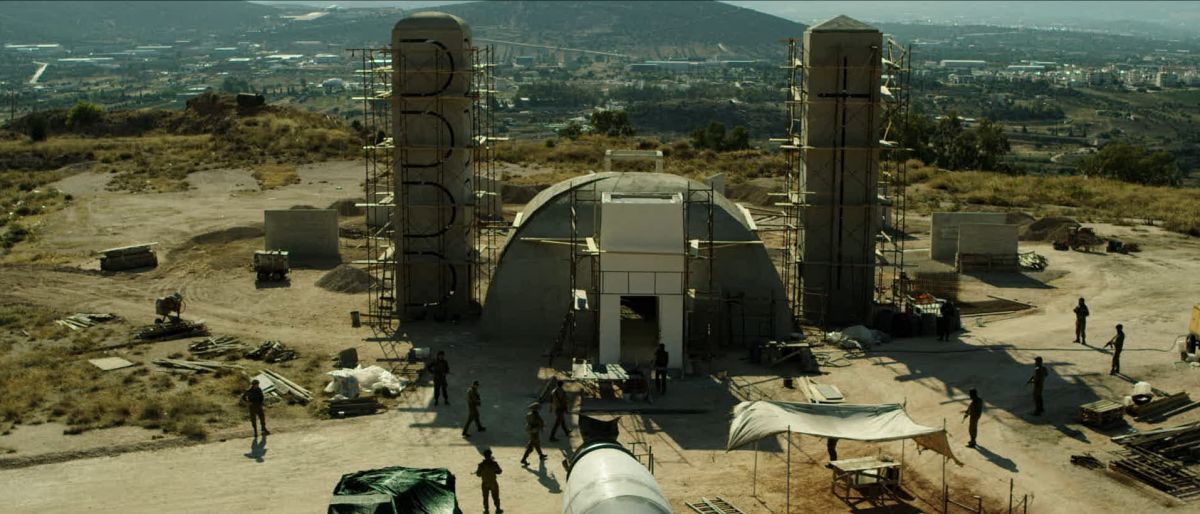 Crítica de “Monument”: El arquitecto de la paz en tiempos de guerra