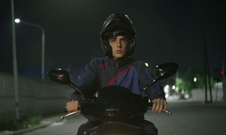 Crítica de "Emi": Benicio Mutti Spinetta en la búsqueda de su identidad