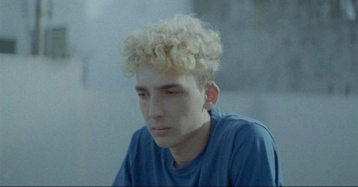 Crítica de "Emi": Benicio Mutti Spinetta en la búsqueda de su identidad