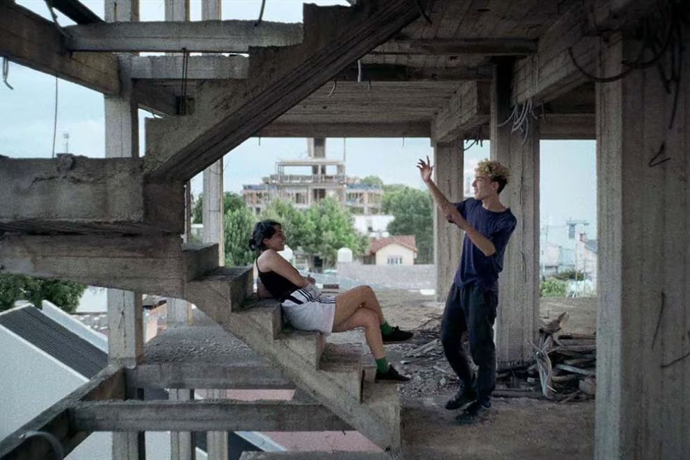 Crítica de "Emi": Benicio Mutti Spinetta en la búsqueda de su identidad