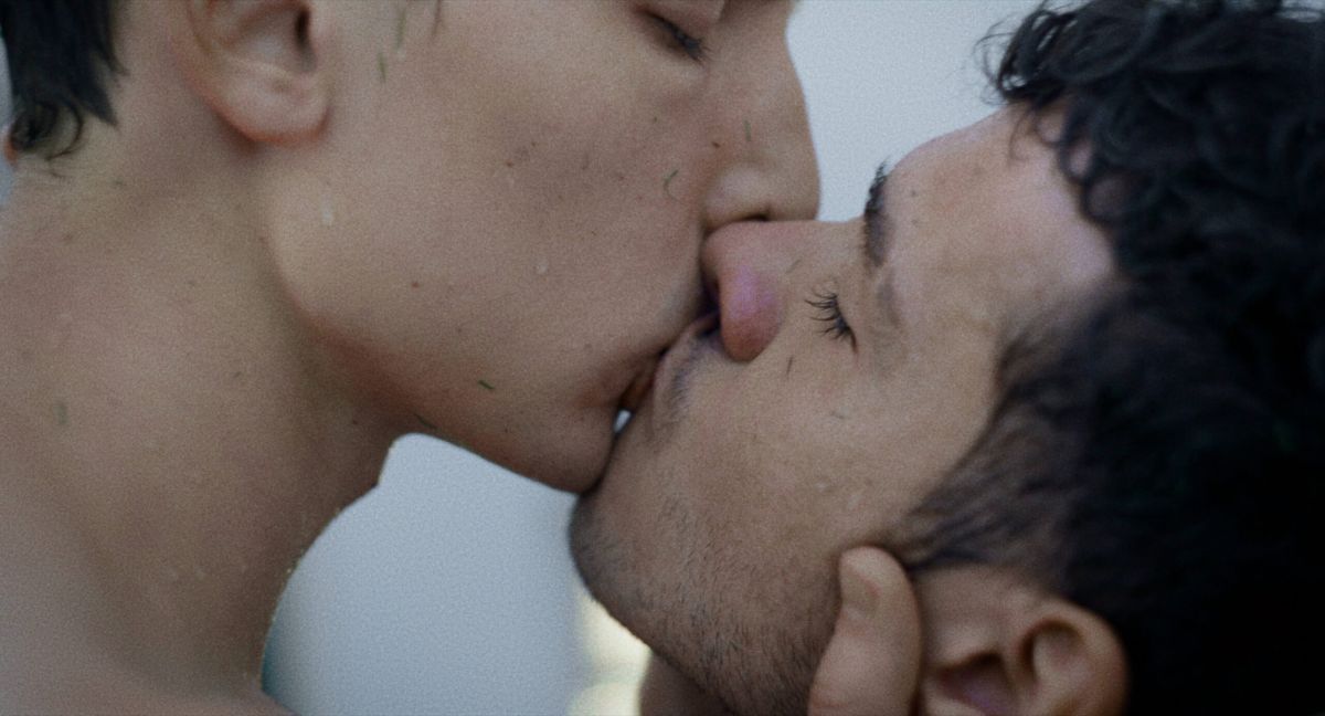 Crítica de "Emi": Benicio Mutti Spinetta en la búsqueda de su identidad