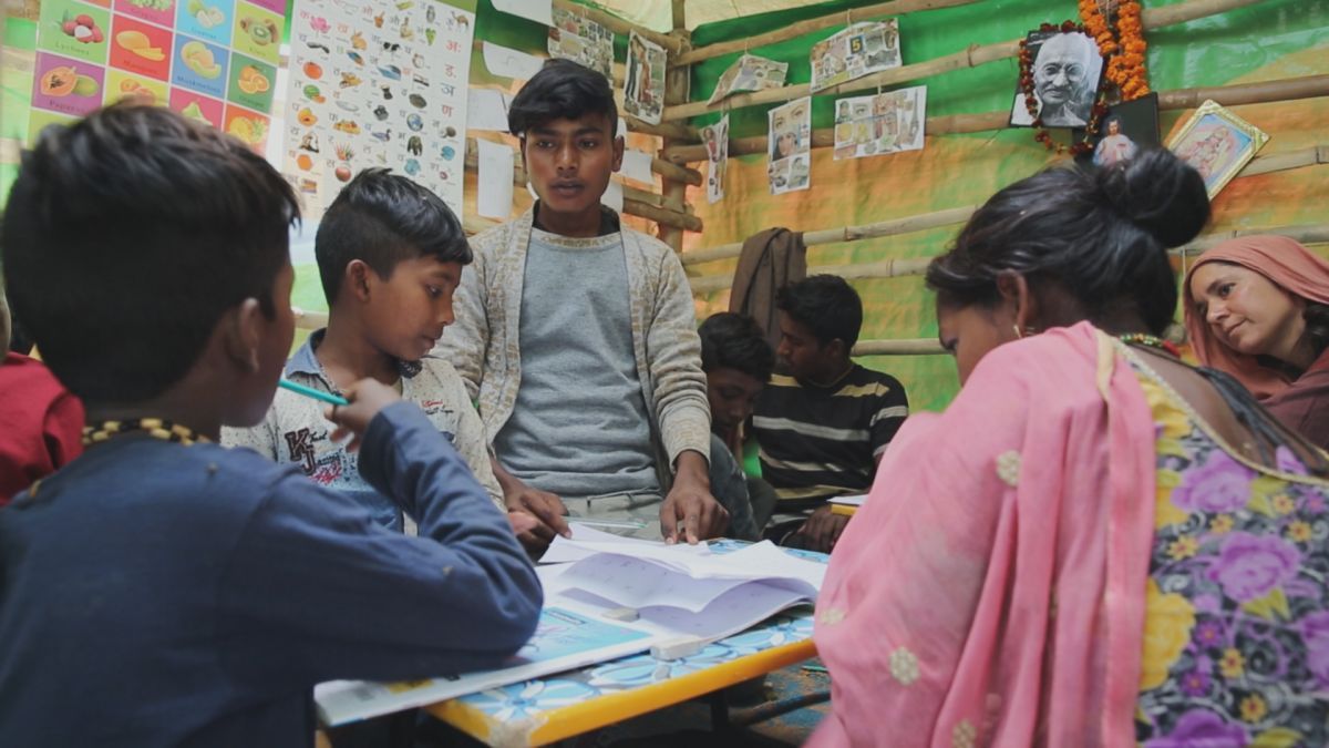 Crítica de “Dreamflow, la escuela está en peligro”: Educar como forma de resistencia en la India marginal