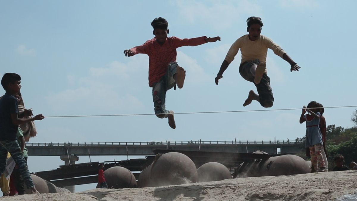 Crítica de “Dreamflow, la escuela está en peligro”: Educar como forma de resistencia en la India marginal