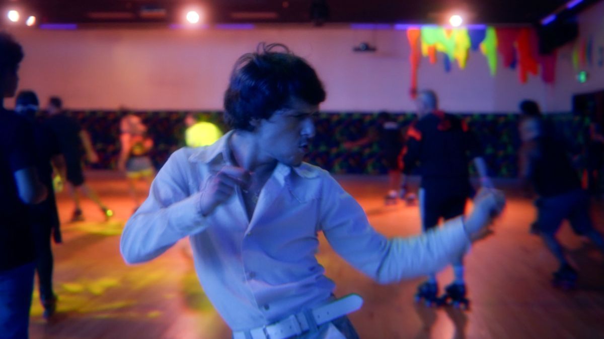 Crítica de “The Floor Remembers”: El tiempo gira sobre ruedas