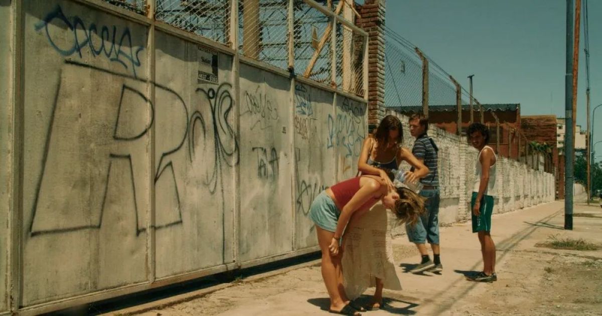 Crítica de "Los nadadores": distopía urbana en un verano sin noche