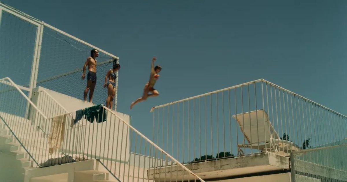 Crítica de "Los nadadores": distopía urbana en un verano sin noche