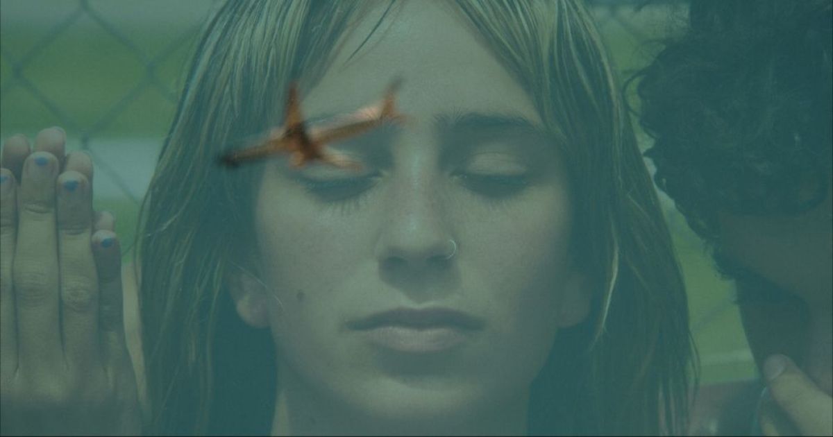 Crítica de "Los nadadores": distopía urbana en un verano sin noche