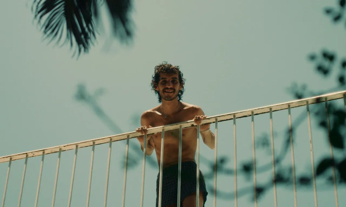 Crítica de "Los nadadores": distopía urbana en un verano sin noche