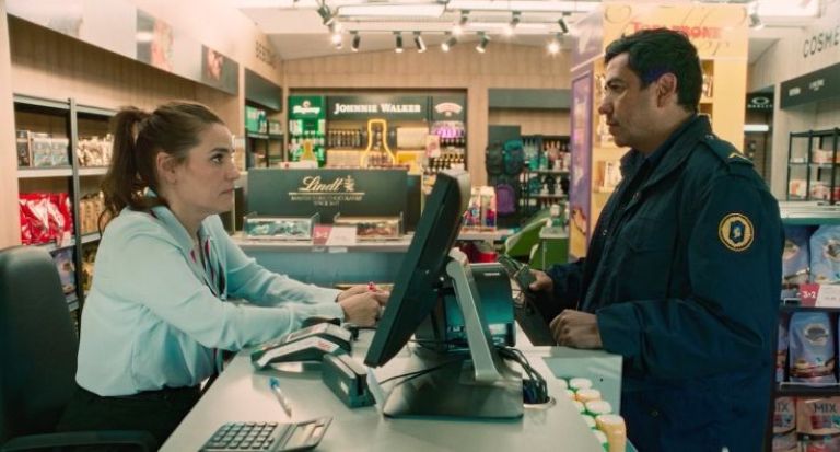 Crítica de "Un cabo suelto" : crónica de una huida sin épica