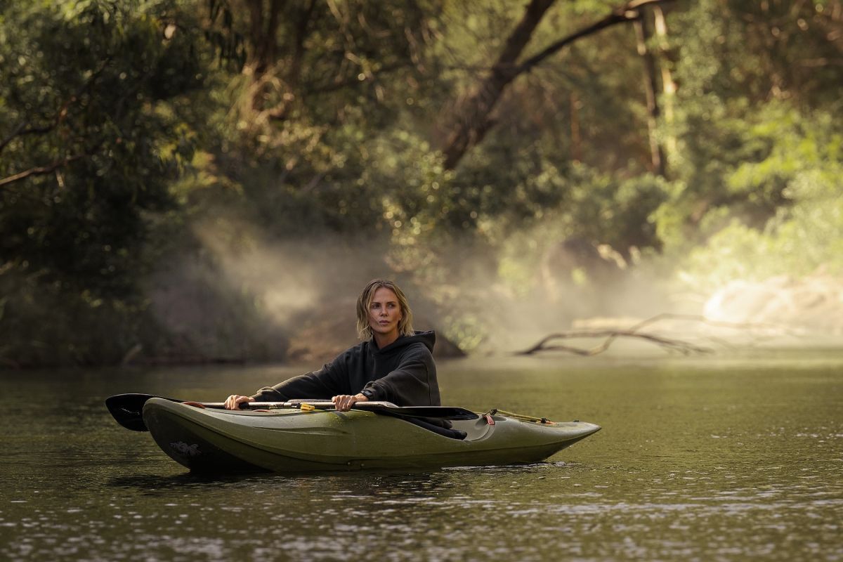 Crítica de “Ápex”: Charlize Theron y Taron Egerton en lucha por ser el depredador dominante