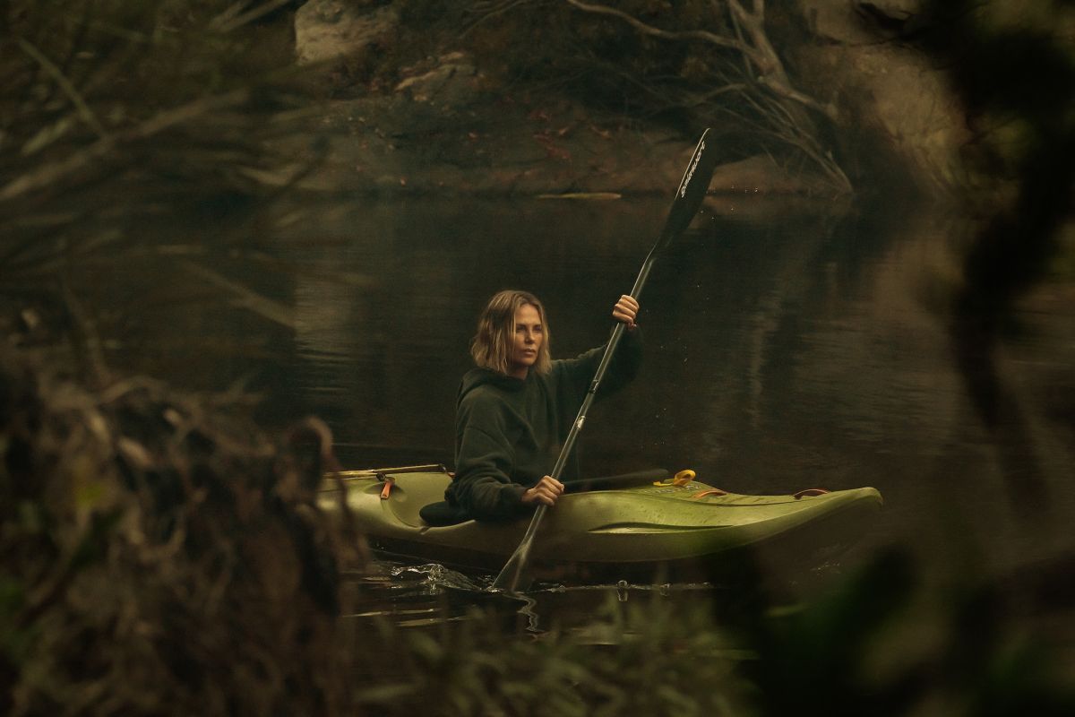 Crítica de “Ápex”: Charlize Theron y Taron Egerton en lucha por ser el depredador dominante