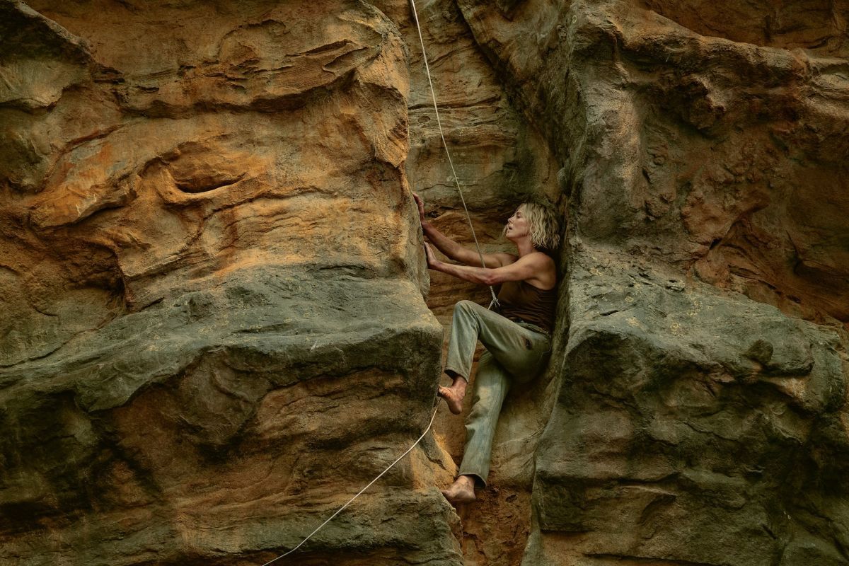 Crítica de “Ápex”: Charlize Theron y Taron Egerton en lucha por ser el depredador dominante