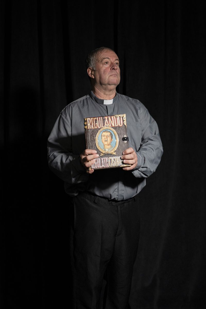 Crítica de “Peperino Pomoro: La Apocalipsis Existe”: Fabio Alberti se ríe de todo el imaginario religioso