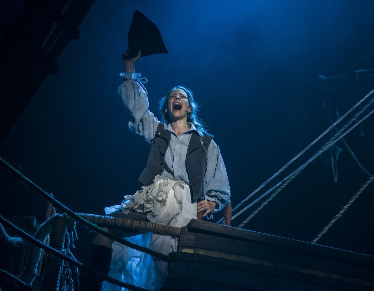 Crítica de "Invasiones I: No bombardeen Buenos Aires": Elena Roger y Charly García en una ópera rock que reescribe la historia