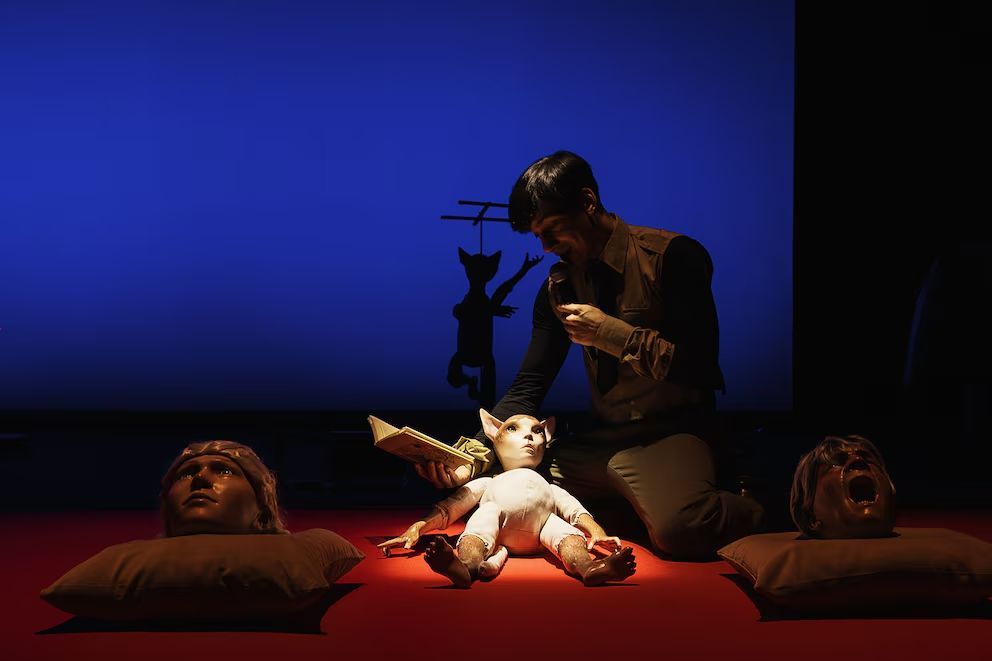 Crítica de "PLAY": Matías Umpierrez  entre el teatro, la inteligencia artificial y los discursos de odio