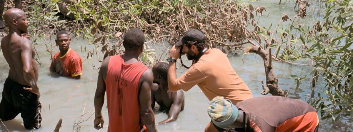 Crítica de "La risa y la navaja": el mapa de un mundo atravesado por las ruinas del colonialismo